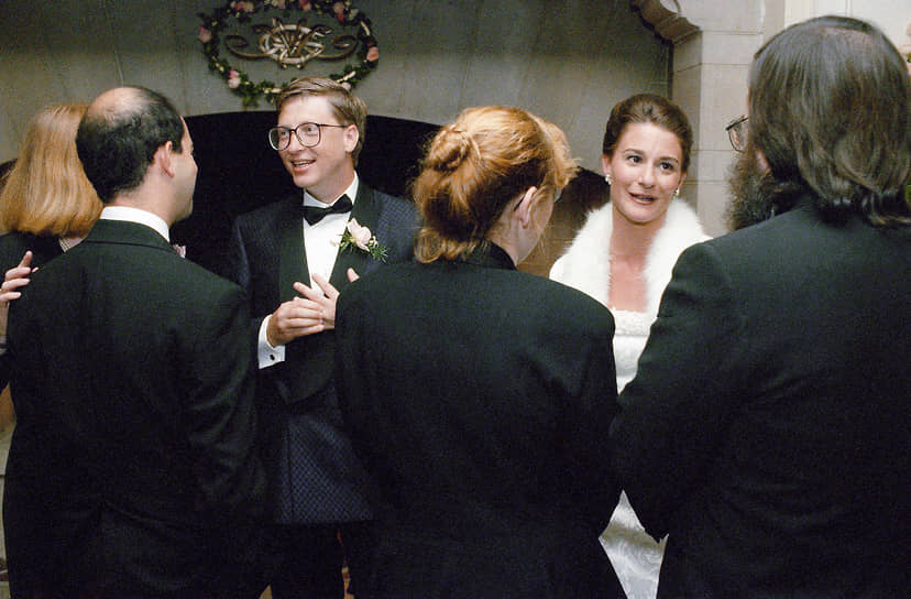 Бил Гейтс и Мелинда Френч во время приема в поместье в окрестностях Сиэтла спустя неделю после свадьбы. 1994 год
