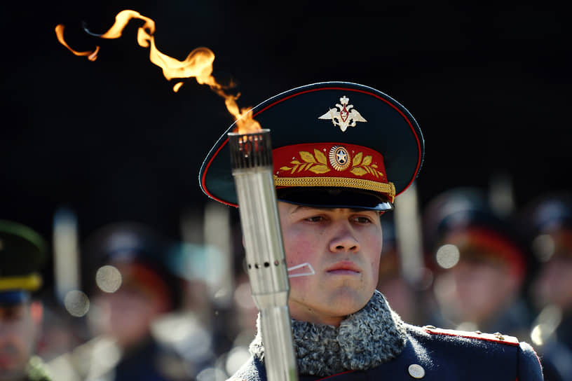 Москва, Россия. Военнослужащий на церемонии передачи частицы Вечного огня от Могилы Неизвестного солдата в Словакию