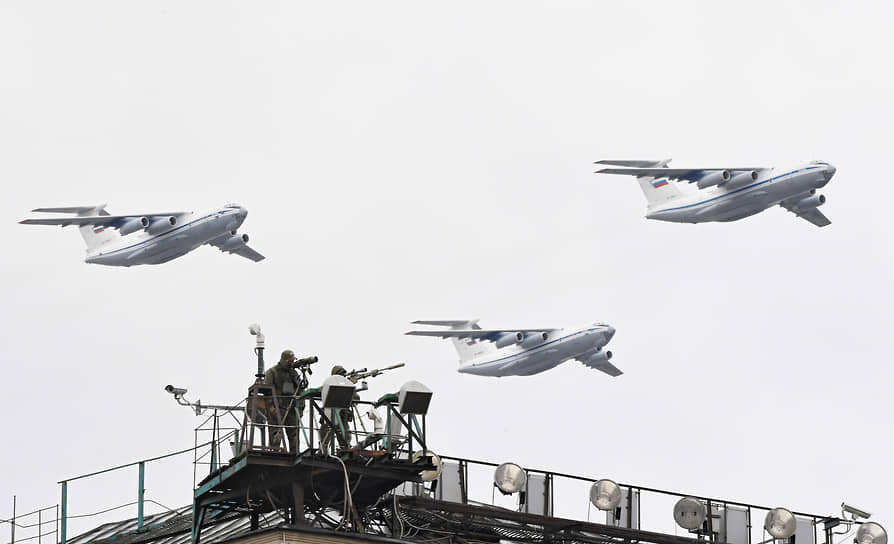 Москва. Тяжелые транспортные самолеты Ил-76 во время воздушной части парада Победы