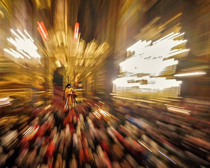 Санкт-Петербург, Россия. Священнослужитель во время богослужения в храме Успения Пресвятой Богородицы