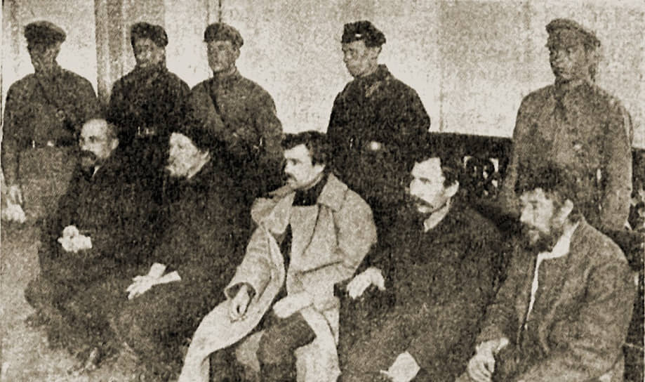 «Московский губернский суд слушал дело царских палачей» (на фото — сидят слева направо Веселитский, Фролов, Грудцын, Чугунов и Жабин)