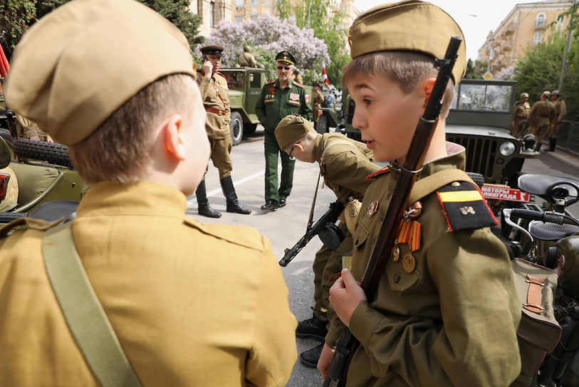 Волгоград. Мальчики в военной форме времен Великой отечественной войны перед началом парада Победы