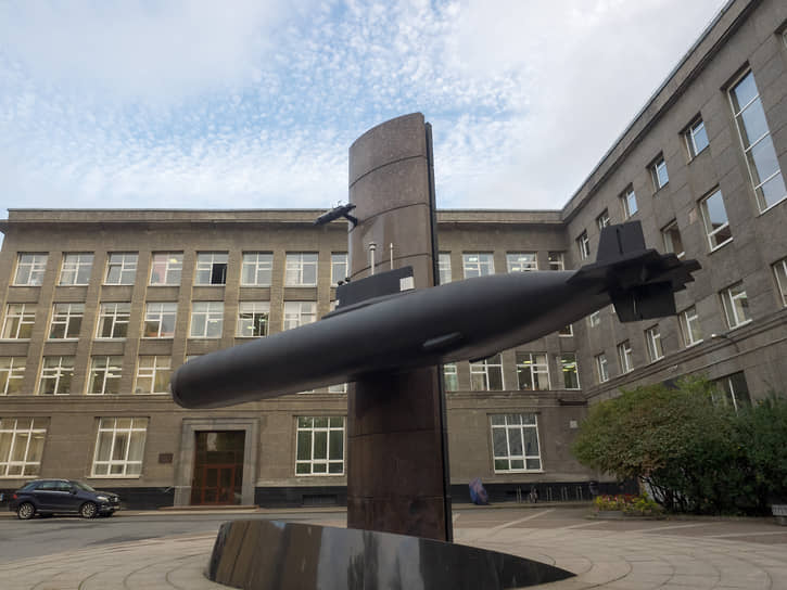 Монумент с подводной лодкой во дворе ЦКБ МТ «Рубин»