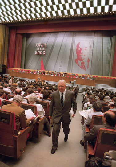 На последнем ХХVIII съезде компартии в июле 1990 года Лигачев был выдвинут на пост заместителя генерального секретаря ЦК КПСС, но проиграл выборы Владимиру Ивашко 