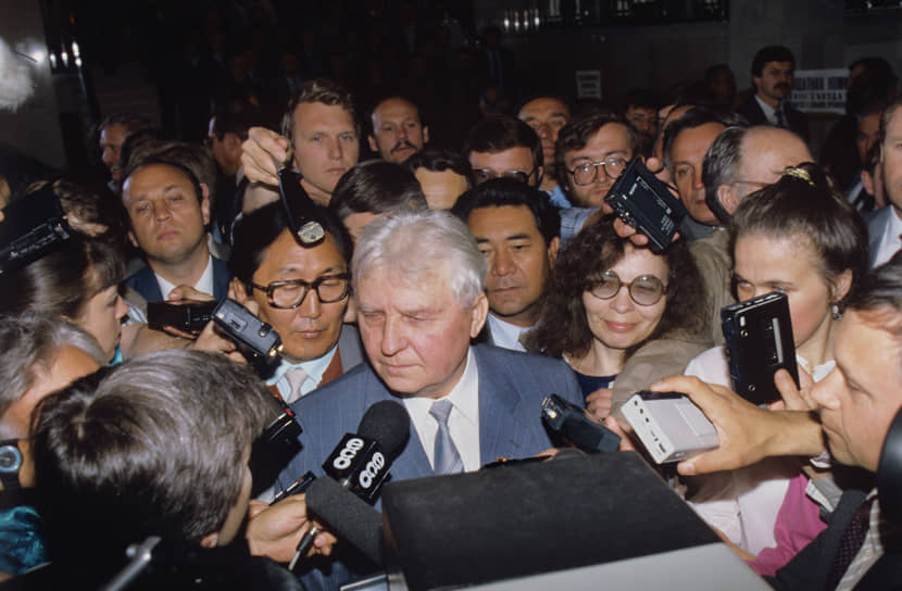 Лигачевское «Борис, ты не прав» превратило его едва ли не в символ консервативной оппозиции Борису Ельцину, популярность которого в этот момент росла по мере того, как он отмежевывался от товарищей по КПСС