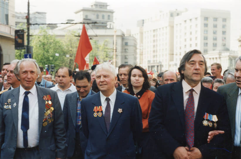 В июле 1990 года был снят со всех партийных постов и отправлен на пенсию. Являлся персональным пенсионером союзного значения&lt;br>
На фото: с писателем Александром Прохановым (справа)