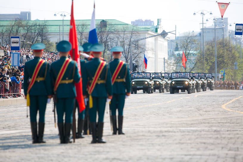 Екатеринбург. Военный парад на площади 1905 года