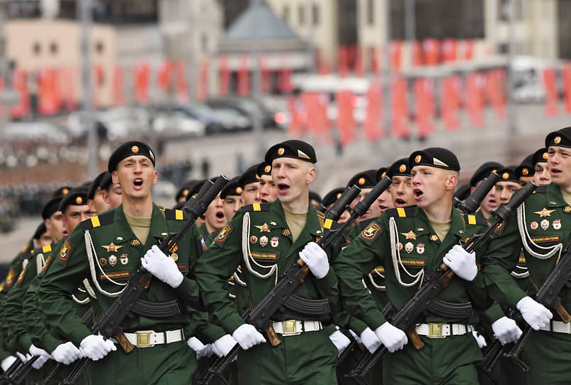 Москва. Военнослужащие перед началом парада 