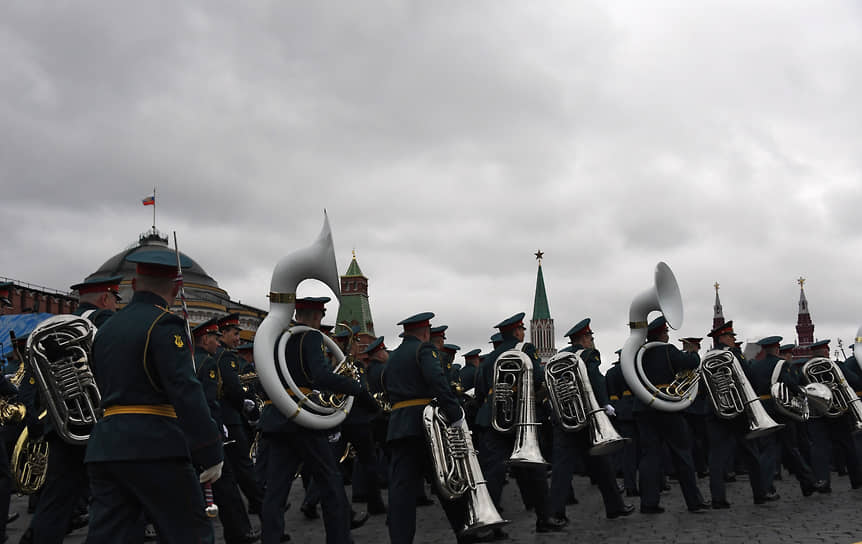 Москва. Музыканты военного оркестра перед началом парада на Красной площади, посвященного 76-й годовщине Победы в Великой Отечественной войне