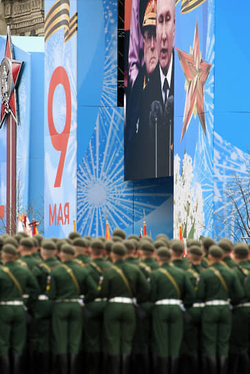 Москва. Президент России Владимир Путин (на экране) во время парада