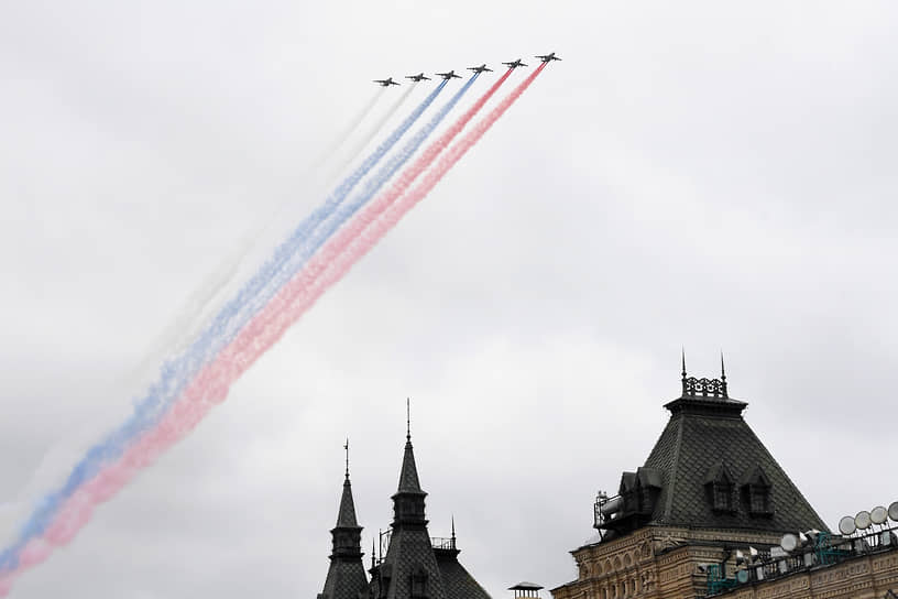 Москва. Штурмовики Су-25БМ завершили пролет авиации во время парада на Красной площади