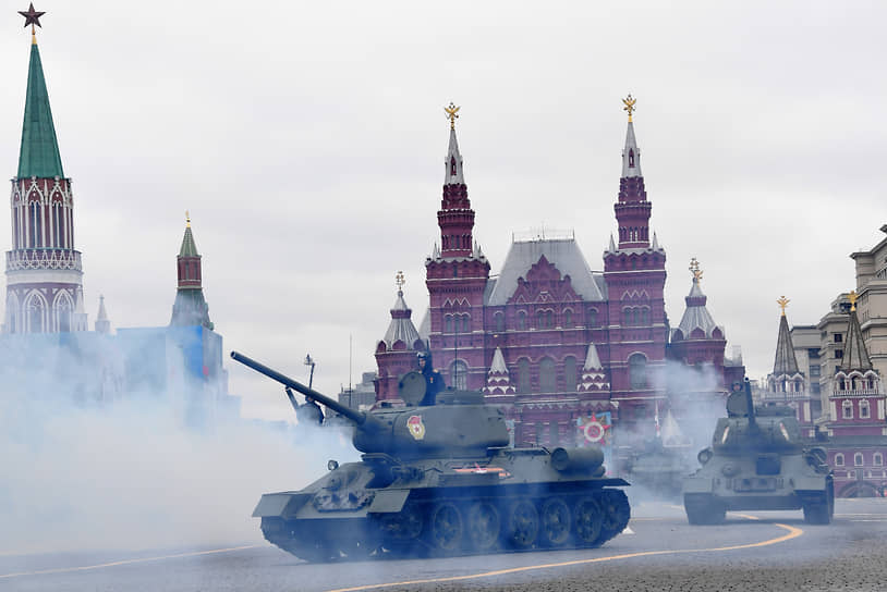 Москва. Танки Т-34-85 во время парада Победы на Красной площади