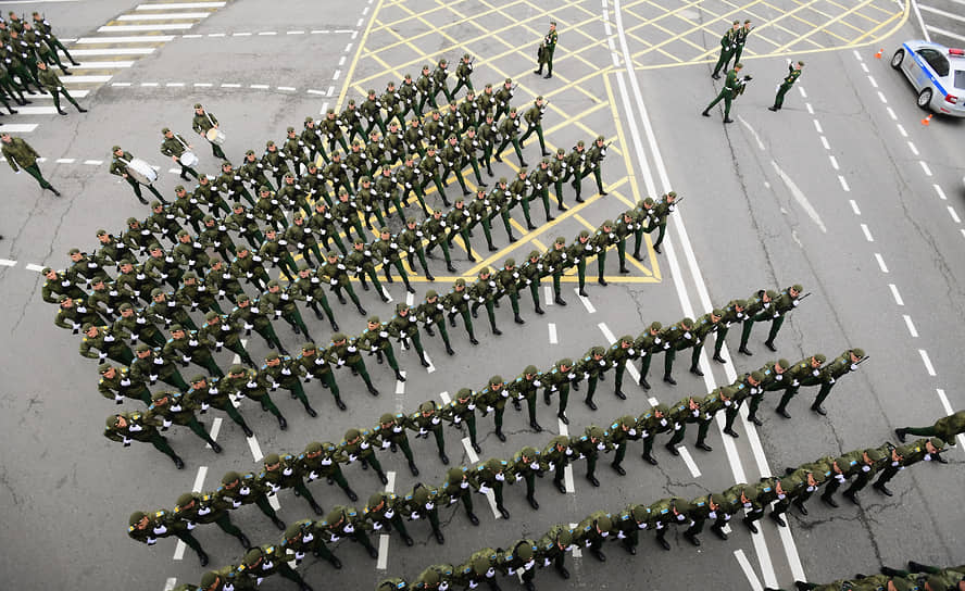 Москва. Военнослужащие в районе Устьинского моста перед началом военного парада на Красной площади