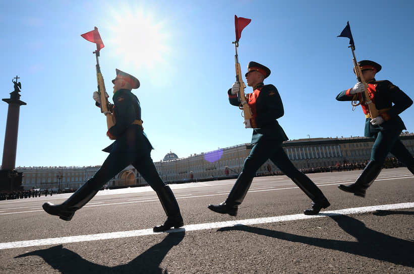 Санкт-Петербург. Военнослужащие на Дворцовой площади