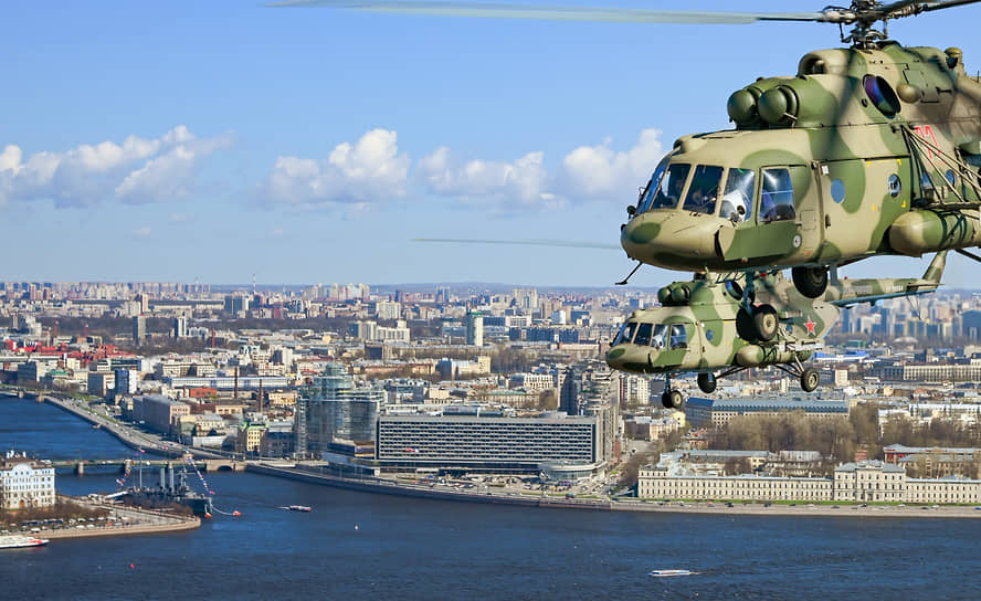 Санкт-Петербург. Вертолет Ми-8 во время воздушной части парада