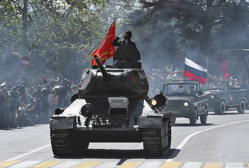 Севастополь. Военный парад на площади Нахимова, посвященный 76-й годовщине Победы в Великой Отечественной войне и 77-летию освобождения города
