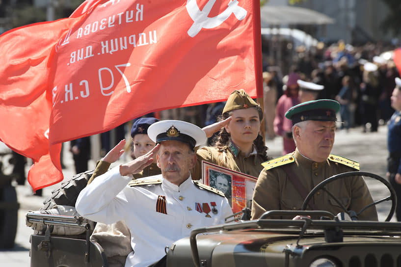 Севастополь. Военный парад на площади Нахимова