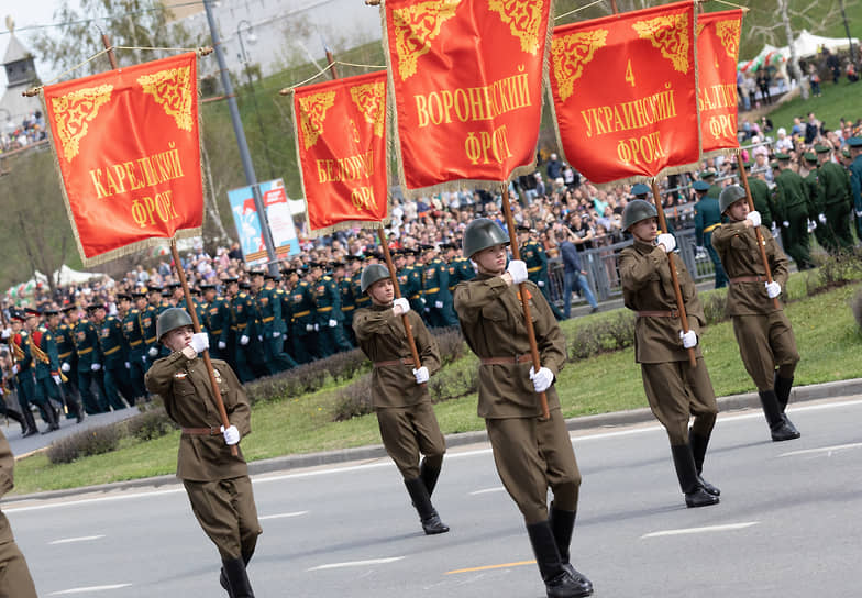 Казань. Военнослужащие во время парада Победы