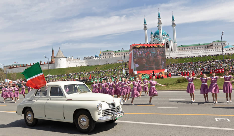 Казань. Участники пробега ретроавтомобилей и театрализованного представления в рамках парада
