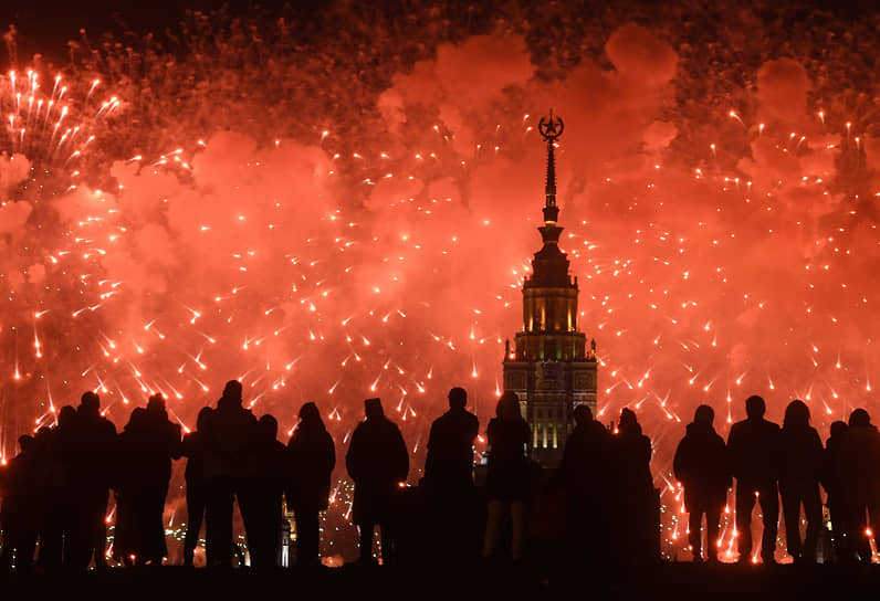 Салют на фоне главного здания МГУ