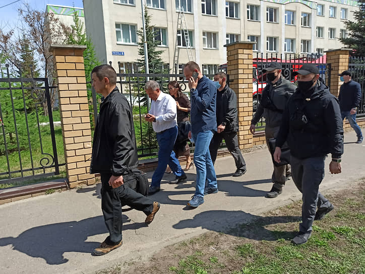 После трагедии прокуратура проверит организацию охраны в школах Казани и законность выдачи разрешения на оружие стрелку