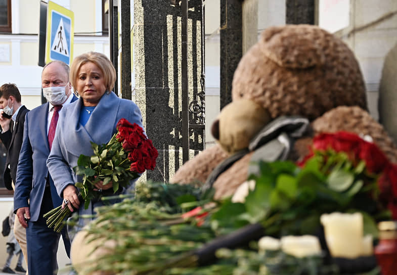 Спикер Совета федерации Валентина Матвиенко возложила цветы к представительству Татарстана в Москве и выразила соболезнования родственникам погибших
