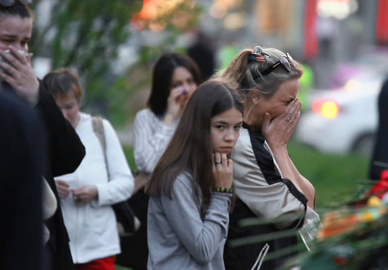 Жители Казани у стихийного мемориала в память о жертвах трагедии в гимназии № 175 