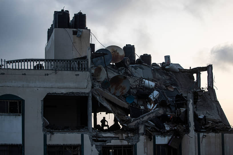 Разрушенное при авиаударе здание в лагере беженцев в секторе Газа