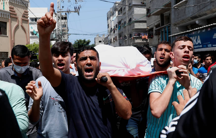 Из СМИ известно, что власти Израиля отклонили традиционное предложение Египта выступить в качестве посредника на переговорах с «Хамасом» о прекращении огня&lt;br>
На фото: похороны убитого при израильской бомбардировке палестинца в лагере беженцев в секторе Газа
