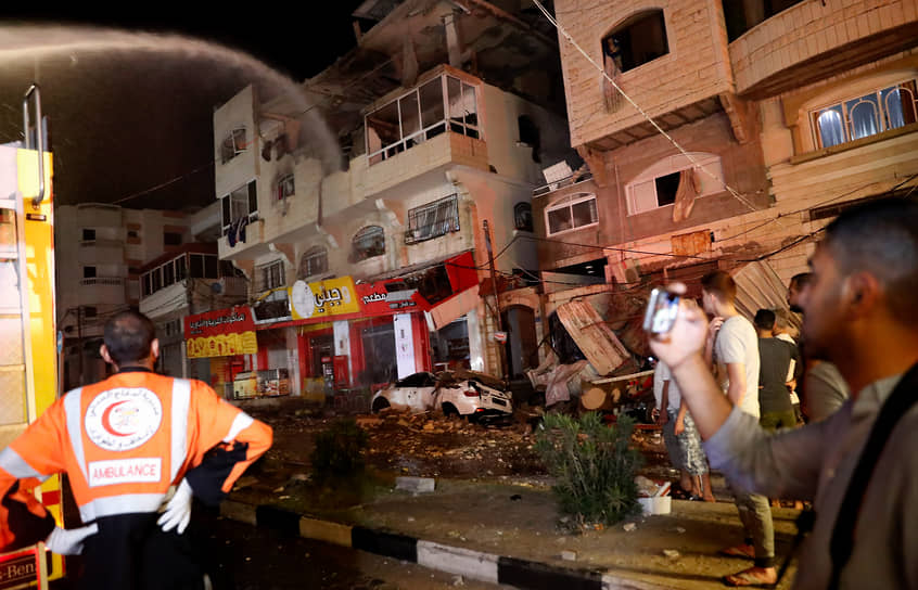 Пожарные тушат здание в секторе Газа, загоревшееся в результате бомбардировки