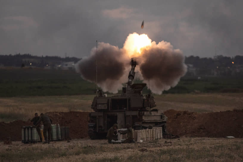 Израильская артиллерия ведет огонь по целям в секторе Газа, 17 мая