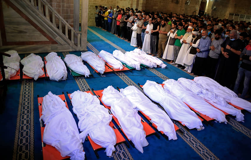 Похороны 17 палестинцев, погибших в результате ночных израильских авиаударов в сектора Газа 16 мая