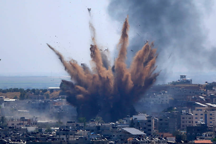 Израильские авиаудары по зданию в Газе