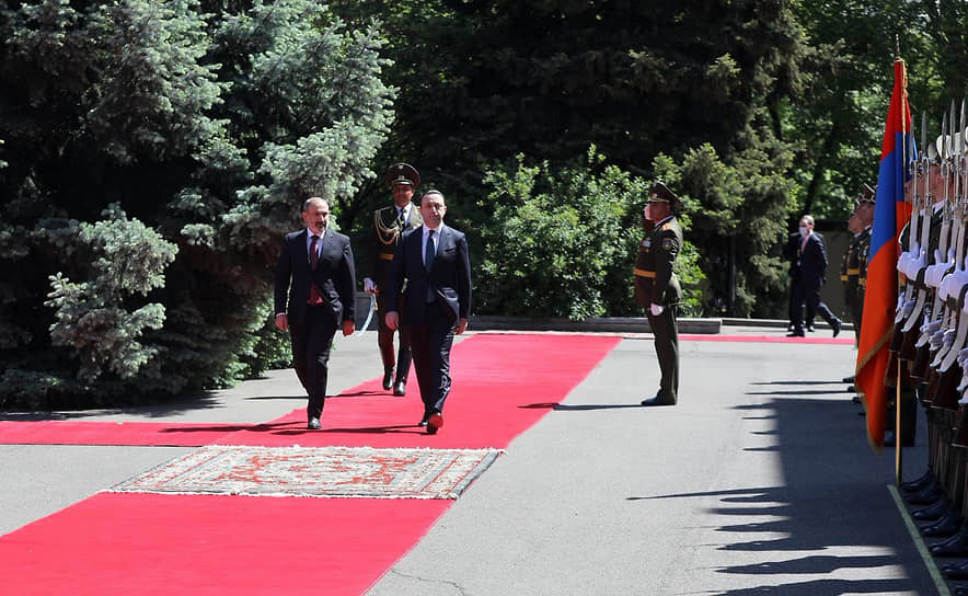 И. о. армянского премьера Никол Пашинян (слева) и премьер-министр Грузии Ираклий Гарибашвили