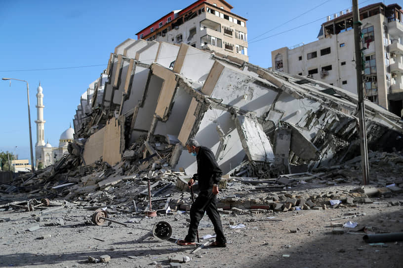 Взаимные бомбардировки Израиля и палестинских группировок из сектора Газа начались на фоне беспорядков в Иерусалиме и других городах, при которых пострадали несколько сотен человек
&lt;br>На фото: здание в секторе Газа, разрушенное при обстреле ВВС Израиля 