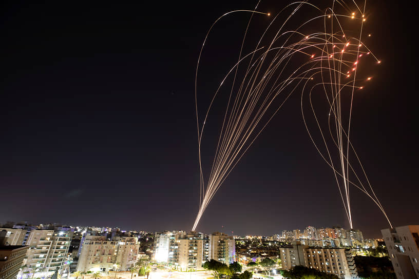Утром 12 мая израильские военные заявили, что всего с начала обострения по Израилю из сектора Газа было выпущено более тысячи ракет&lt;br>
На фото: израильская система ПРО «Железный купол» сбивает палестинские ракеты
