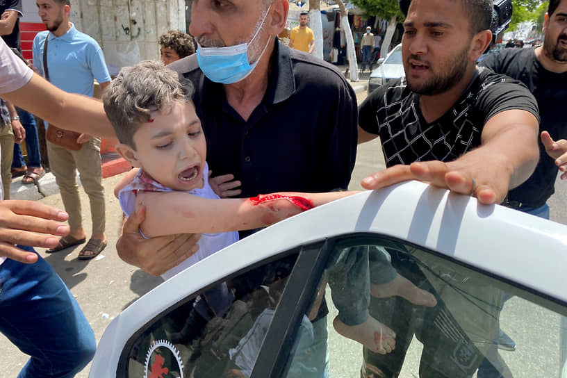 Палестинского ребенка везут в госпиталь после ранения при израильском авиаударе в секторе Газа