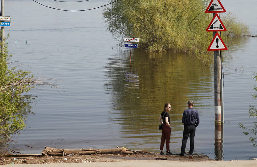 Нижний Новгород, Россия. Затопленные дорожные указатели у паромной переправы 
