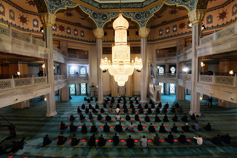 Верующие во время намаза в здании Московской cоборной мечети