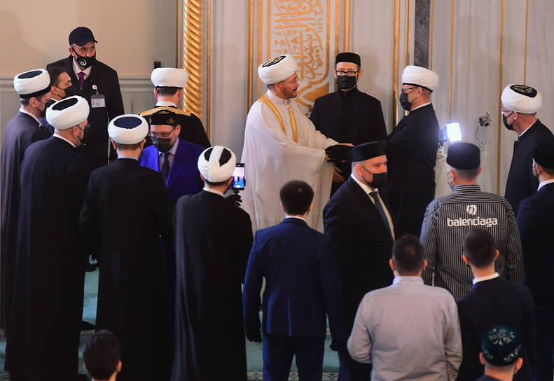 Председатель Совета муфтиев России Равиль Гайнутдин (в центре) с верующими в Московской соборной мечети