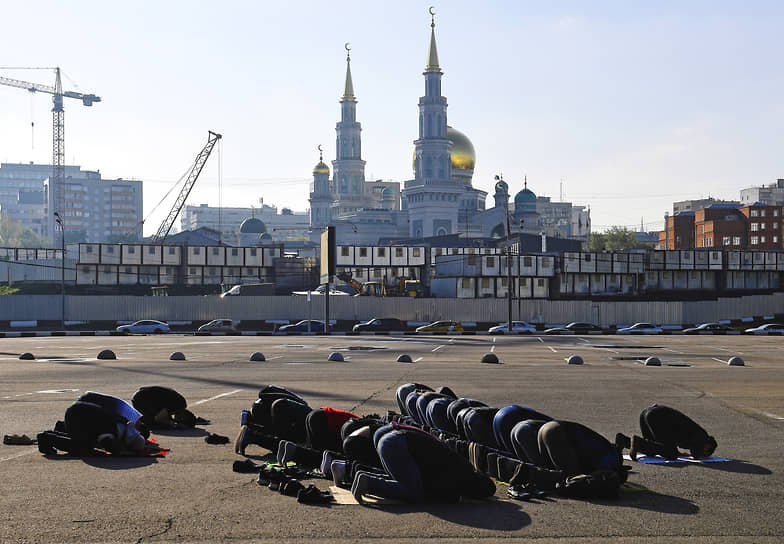 Ураза-байрам является вторым по значимости после праздника жертвоприношения Курбан-байрам&lt;br>
На фото: верующие во время намаза у Московской cоборной мечети