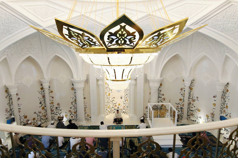 Верующие во время намаза в мечети «Ирек» в Казани