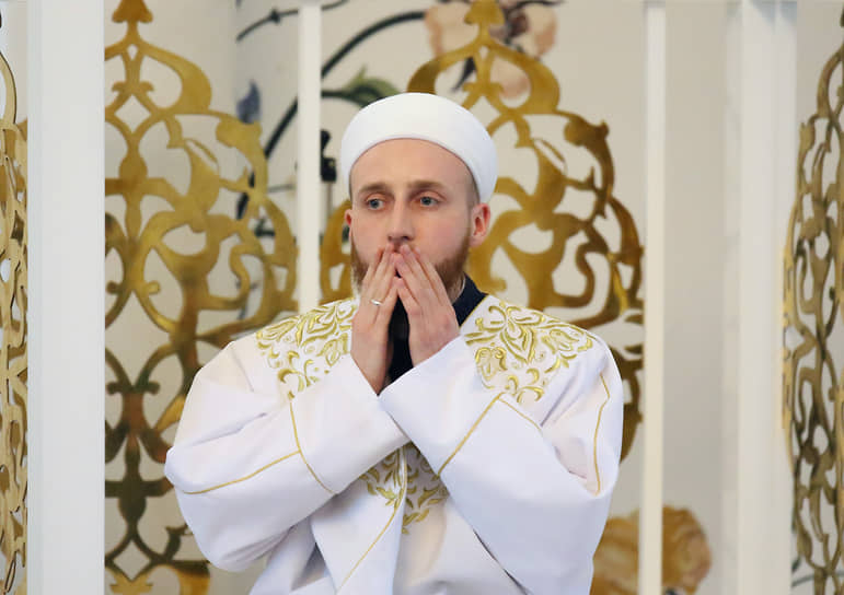 Священнослужитель во время намаза в мечети «Ирек» в Казани