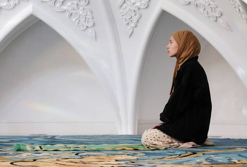 Верующая во время намаза в мечети «Ирек» в Казани
