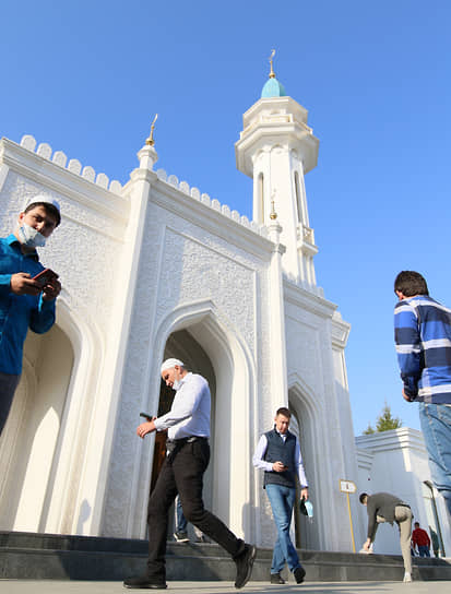 Верующие перед началом намаза у казанской мечети «Ирек»