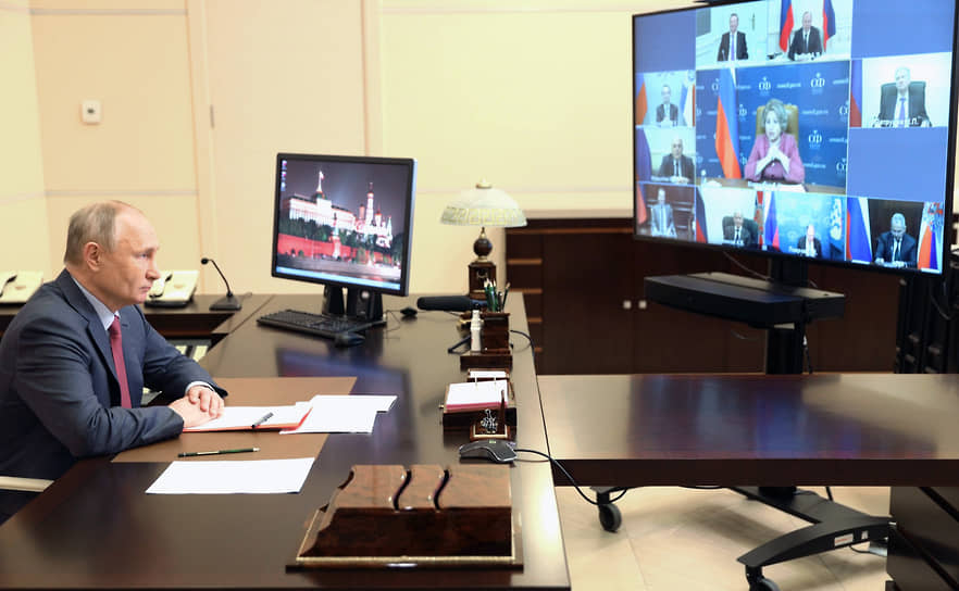 Президент РФ Владимир Путин на совещании с постоянными членами Совбеза
