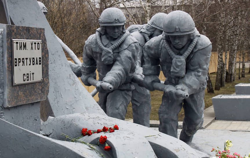 Всего в 1986-1991 годах СССР потратил на ликвидацию $18 млрд, 35% из этой суммы выделили на социальную помощь пострадавшим, 17% ушло на переселение
&lt;br>На фото: памятник ликвидаторам аварии в городе Чернобыль (Украина)