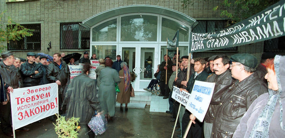 27 октября 2000 года Госдума вернула во второе чтение правительственные поправки к закону «О соцзащите граждан, подвергшихся воздействию радиации вследствие катастрофы на Чернобыльской АЭС», отменяющие привязку выплат к зарплатам ликвидаторов на момент катастрофы. Решению предшествовали акции протеста чернобыльцев. 21 декабря Госдума приняла поправки во втором и третьем чтениях, сохранив возможность получать компенсации по старой схеме