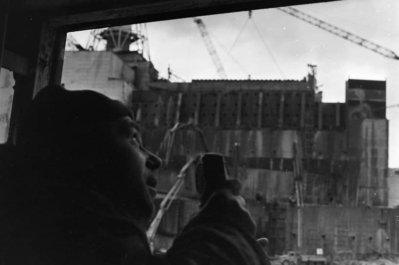 До аварии на Чернобыльской АЭС 26 апреля 1986 года в нынешних зонах отчуждения и на территориях «строгого радиационного контроля» проживали 400 тыс. человек. Всего весной и летом того же года были эвакуированы 116 тыс., в последующие годы переселили еще 270 тыс. человек