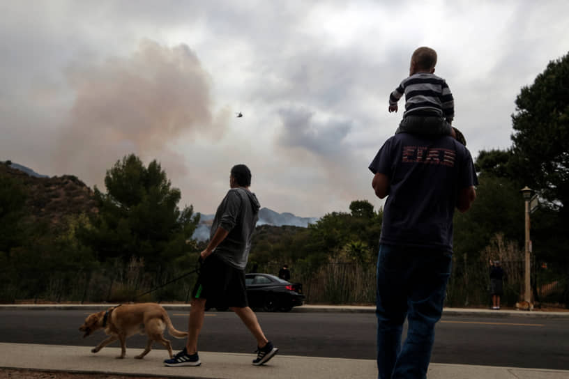 Лос-Анджелес, США. Местные жители смотрят на дым над лесом 